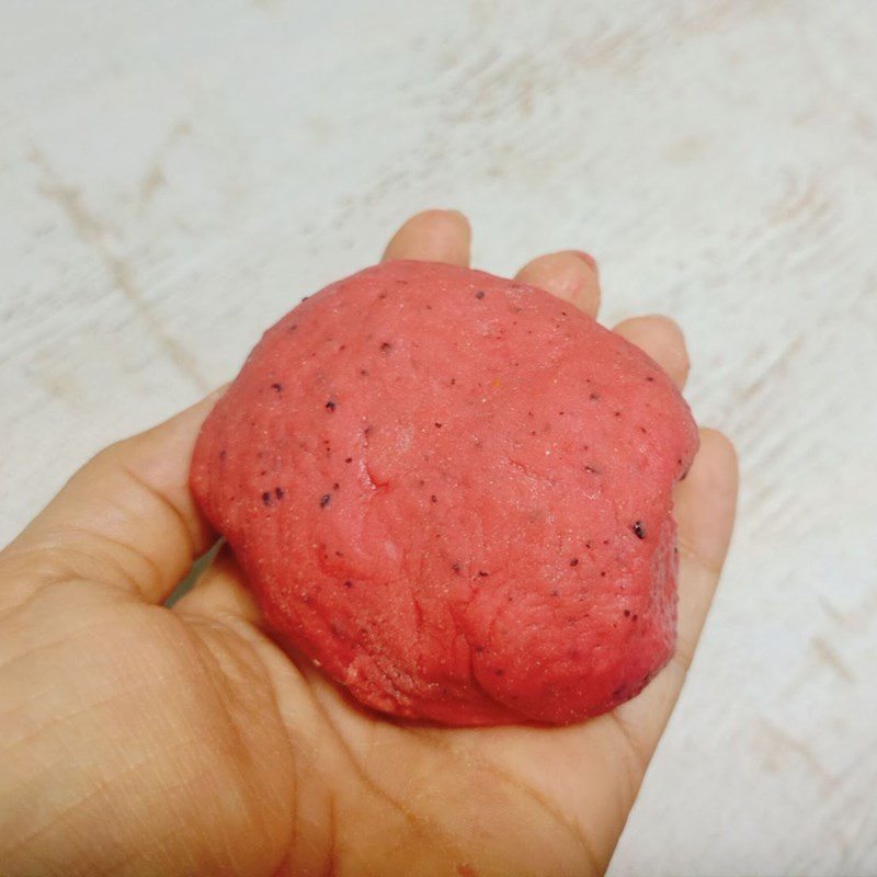 Step 1 Kneading dough for dragon fruit bread with custard filling