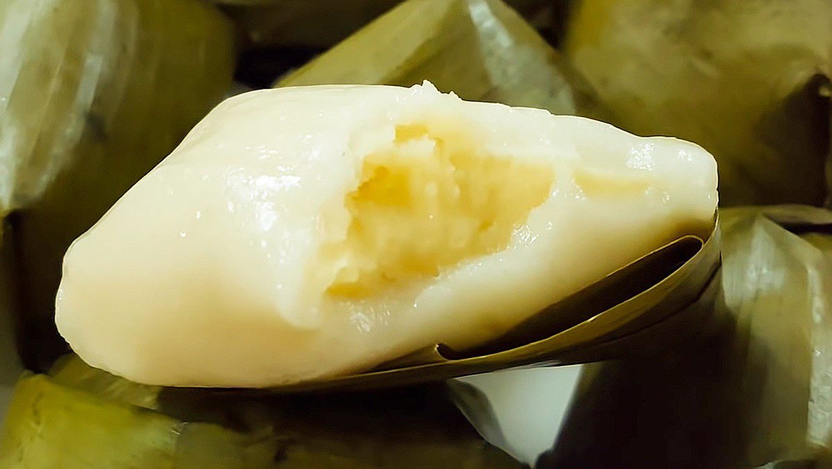 Sticky rice cake with mung bean filling