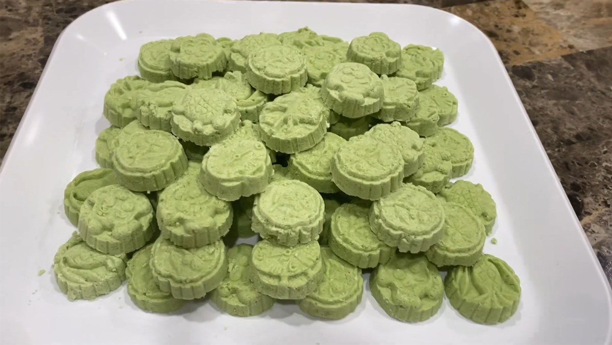 Bánh phục linh with Pandan Leaves