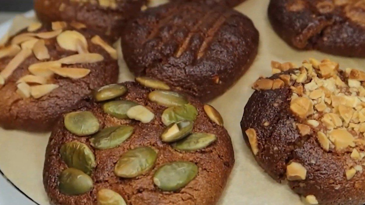 Peanut Butter Cookies Using a Rice Cooker