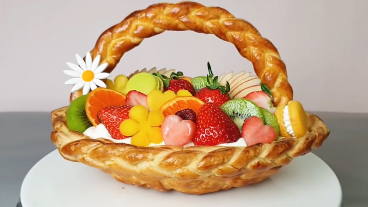 Mixed fruit tart shaped like a basket