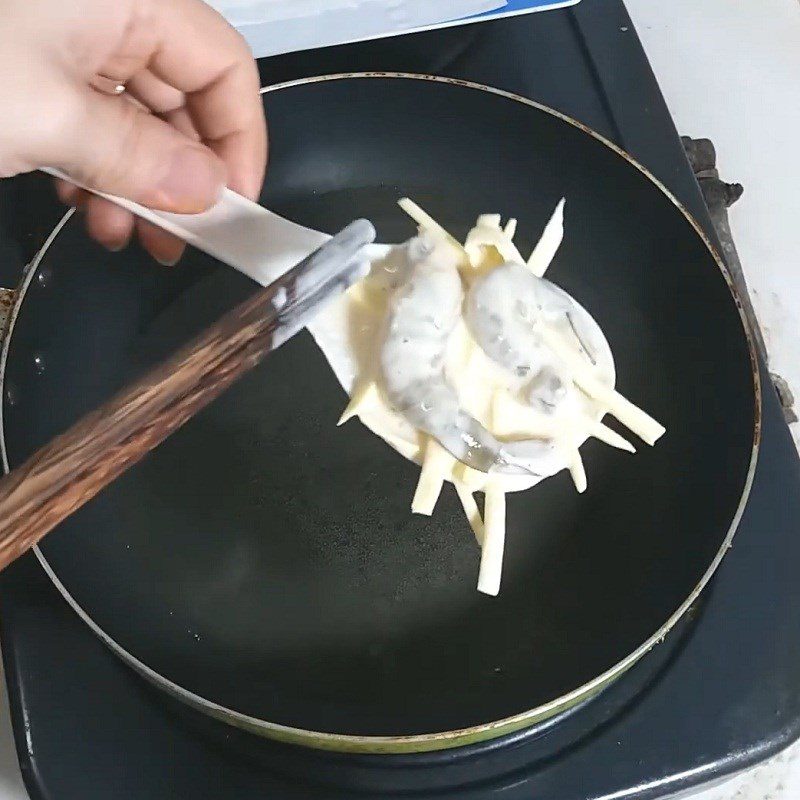 Step 5 Roll the dough and fry the cakes West Lake shrimp cake