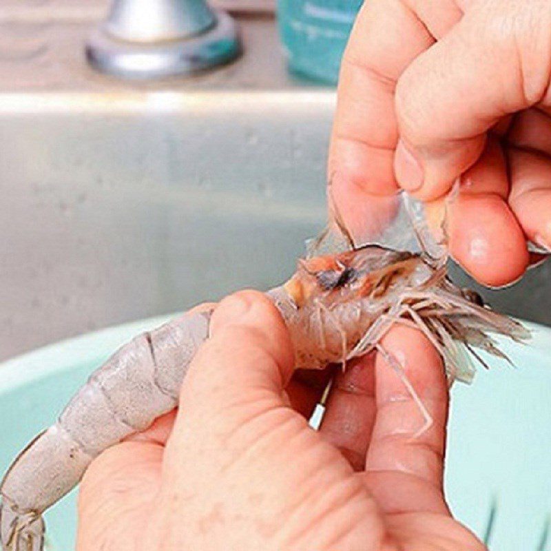 Step 1 Prepare the shrimp for West Lake shrimp cakes