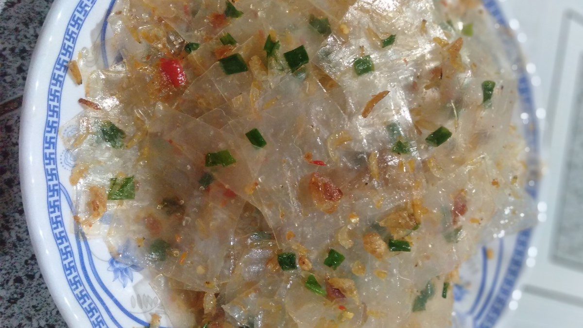 Mixed rice paper with shrimp and onion oil