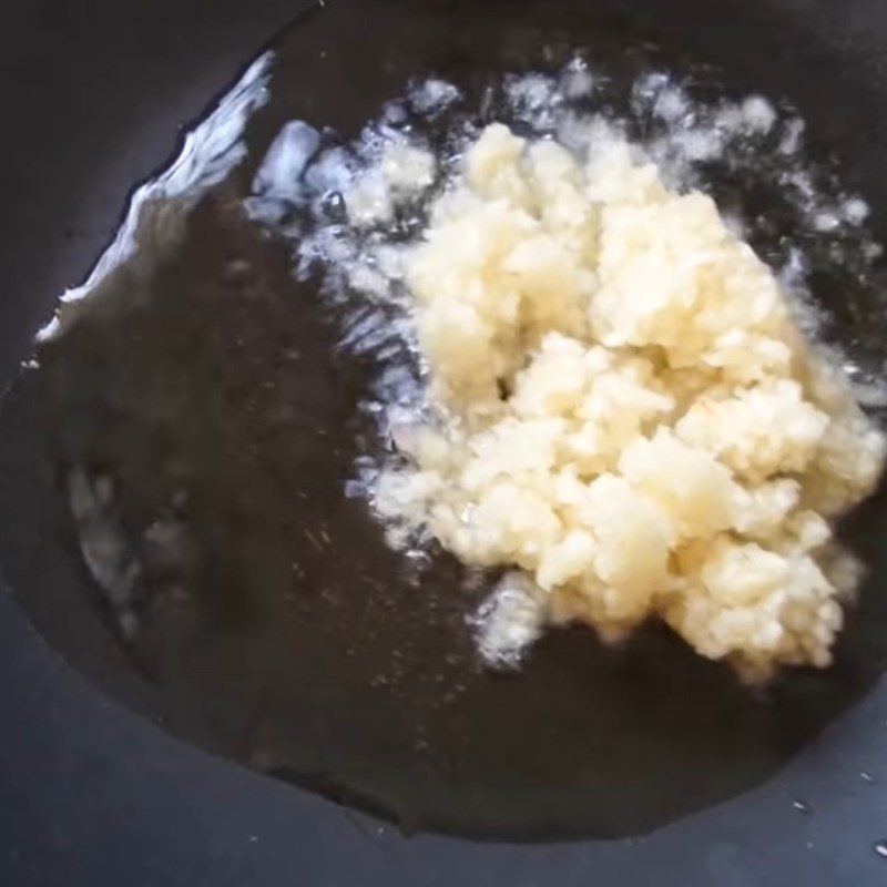 Step 2 Sauté garlic and onion for the garlic oil rice paper