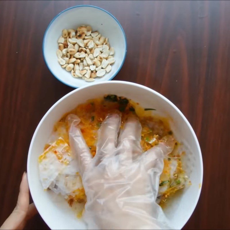 Step 5 Mixing rice paper Rice paper with scallion oil and garlic satay