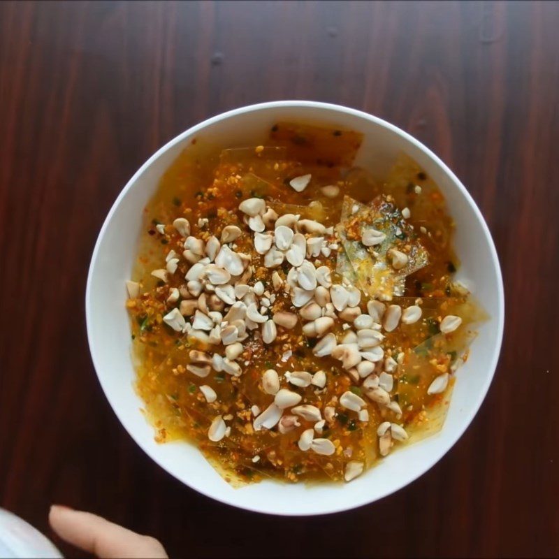 Step 5 Mixing rice paper Rice paper with scallion oil and garlic satay