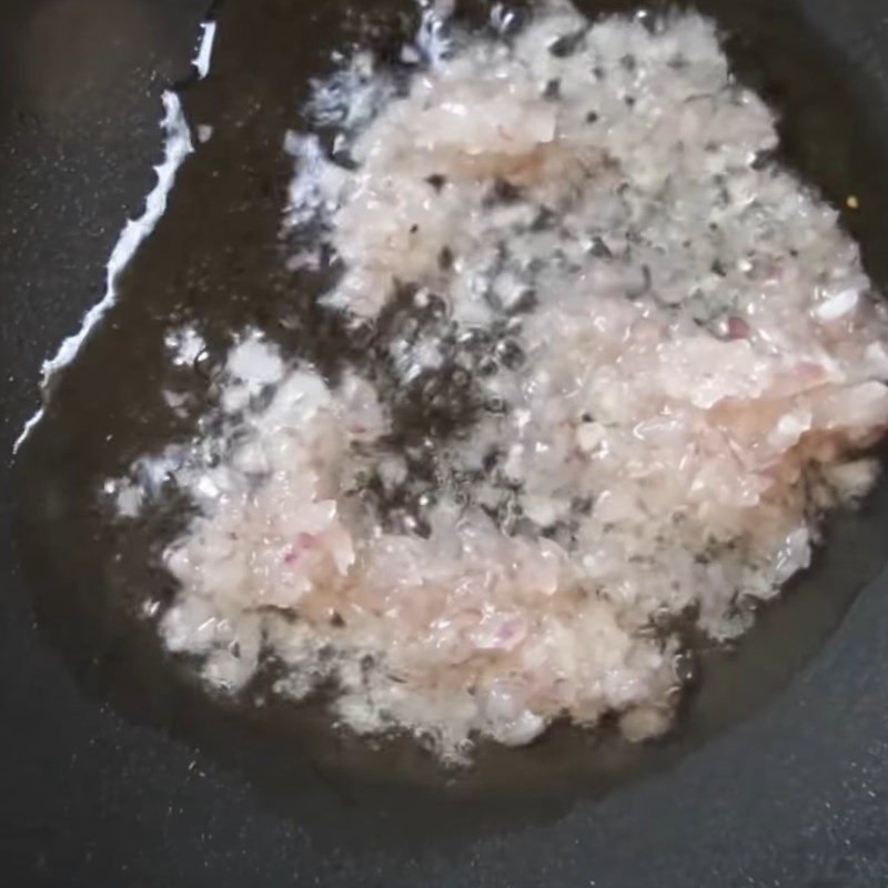 Step 2 Sauté garlic and onion for the garlic oil rice paper