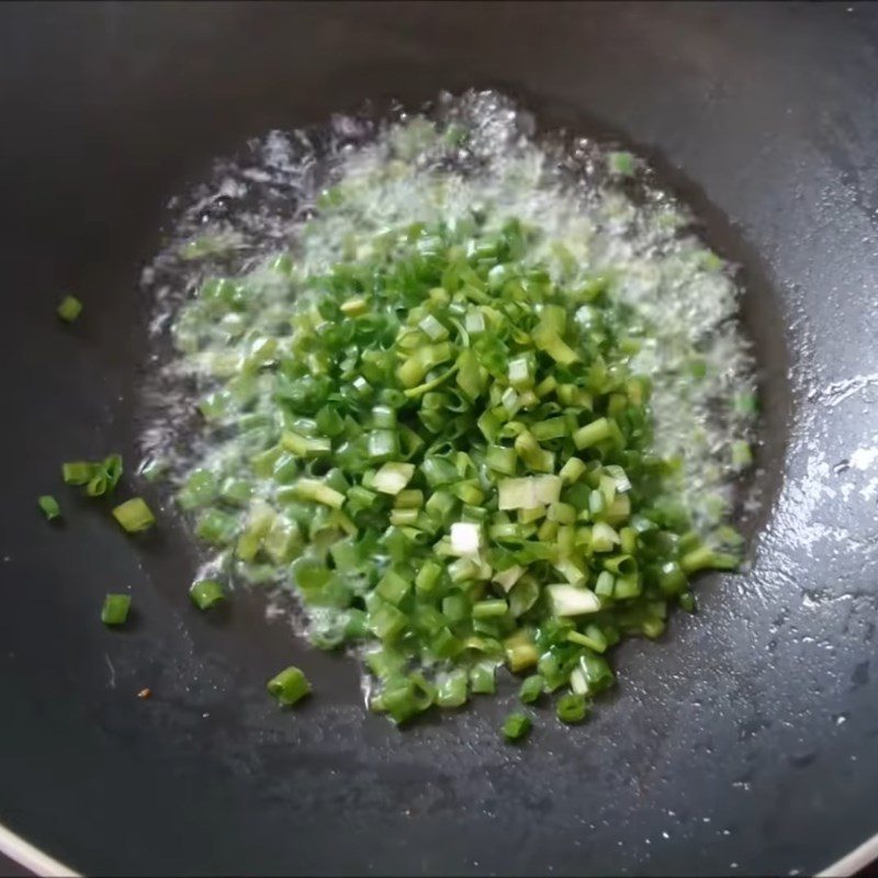 Step 3 Make the garlic oil for the garlic oil rice paper