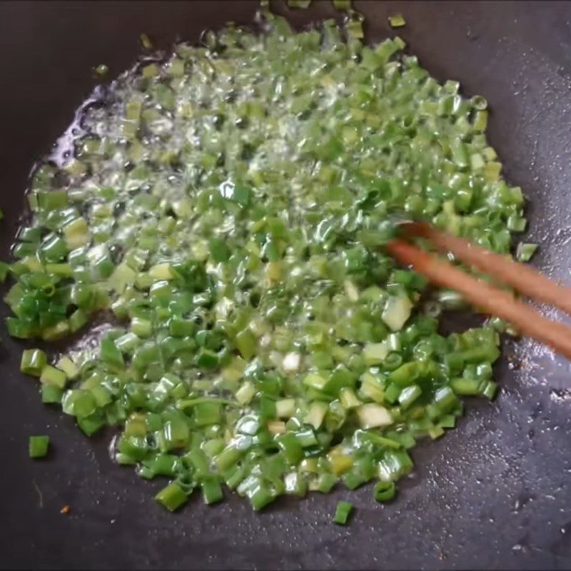 Step 3 Make scallion oil for scallion oil garlic rice paper