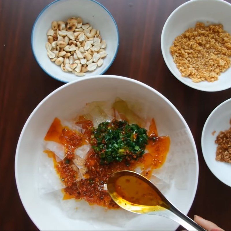 Step 5 Mixing rice paper for scallion oil garlic rice paper