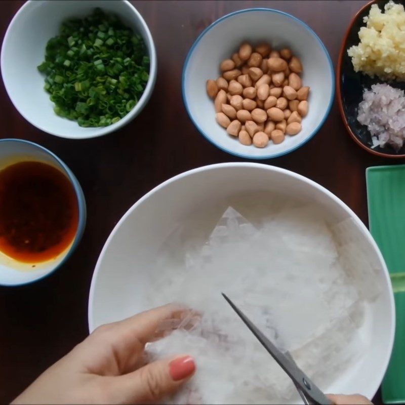 Step 1 Prepare the ingredients for the garlic oil rice paper