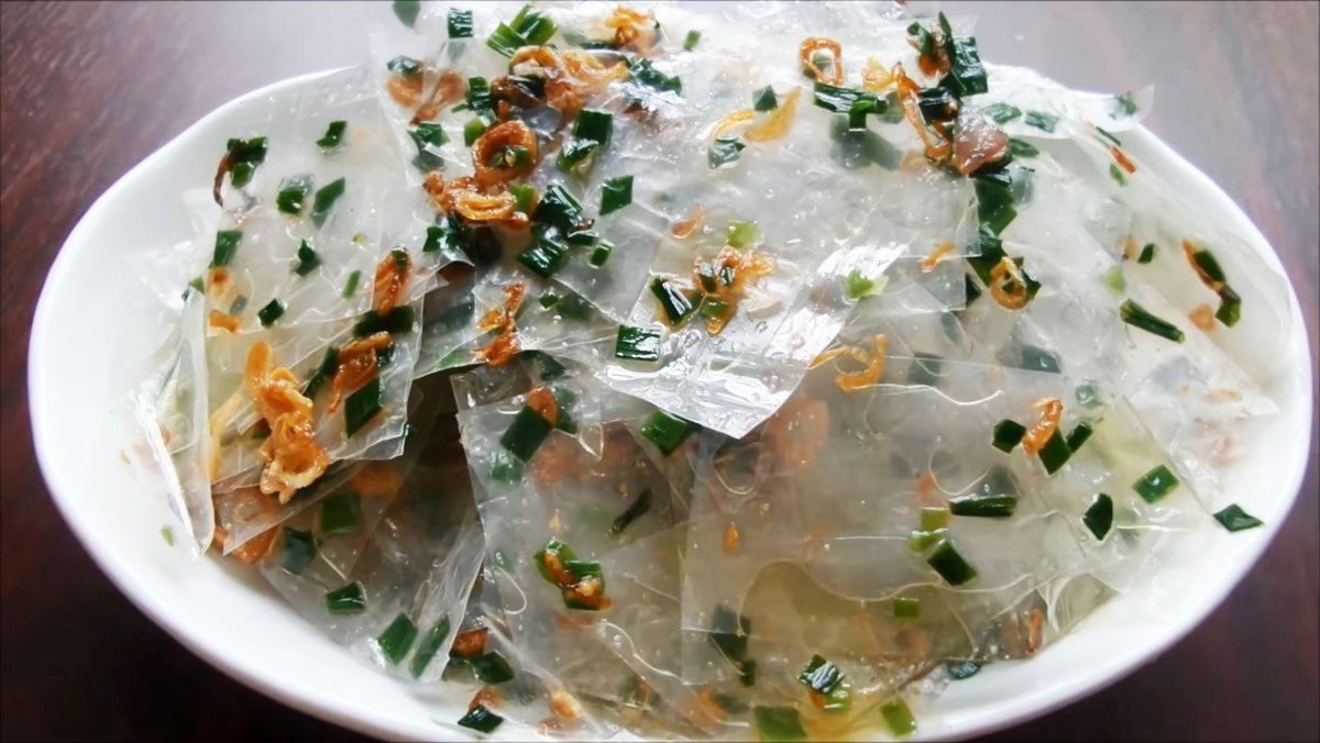 Mixed rice paper with scallions