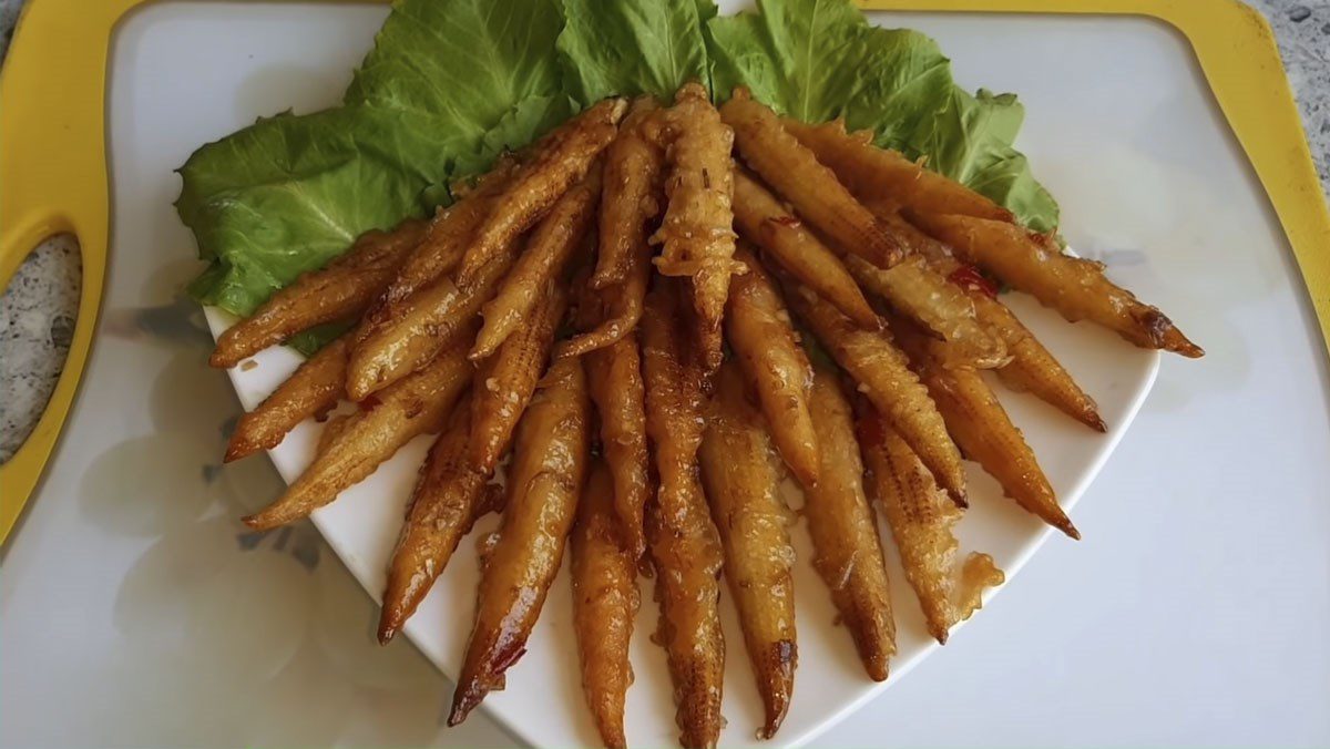 Deep-fried baby corn with fish sauce