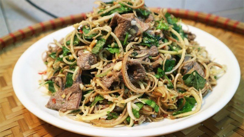 Beef noodle salad with banana flower