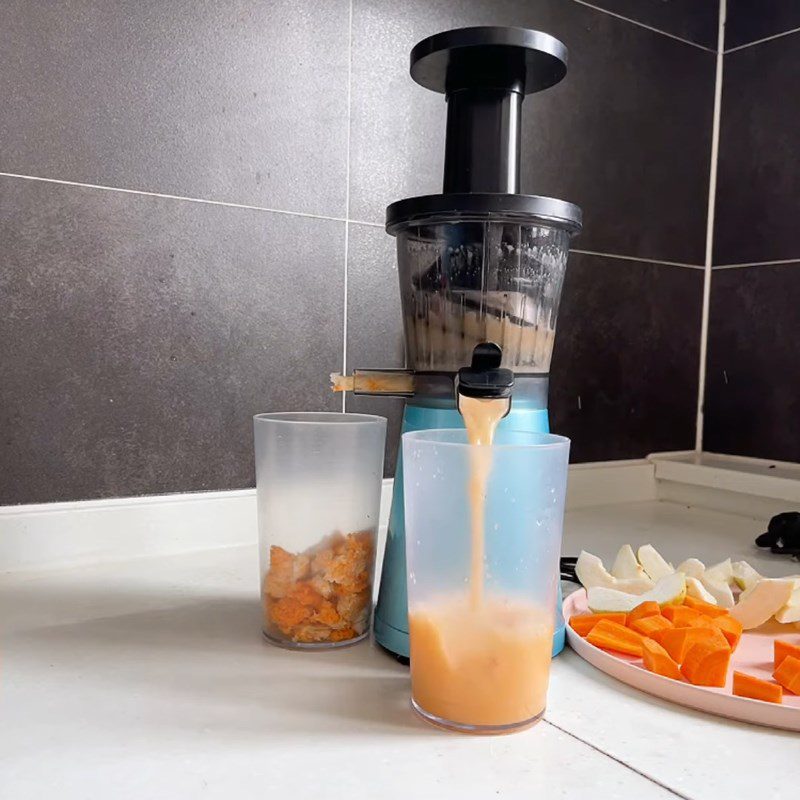 Step 2 Juicing jicama with guava and carrot Jicama carrot juice