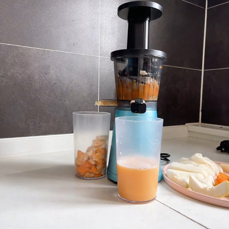 Step 2 Juicing jicama with guava and carrot Jicama carrot juice