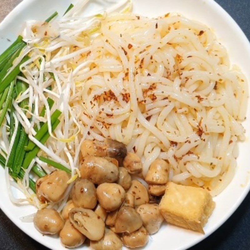 Step 4 Blanch the rice noodles and complete the vegetarian satay rice noodle dish