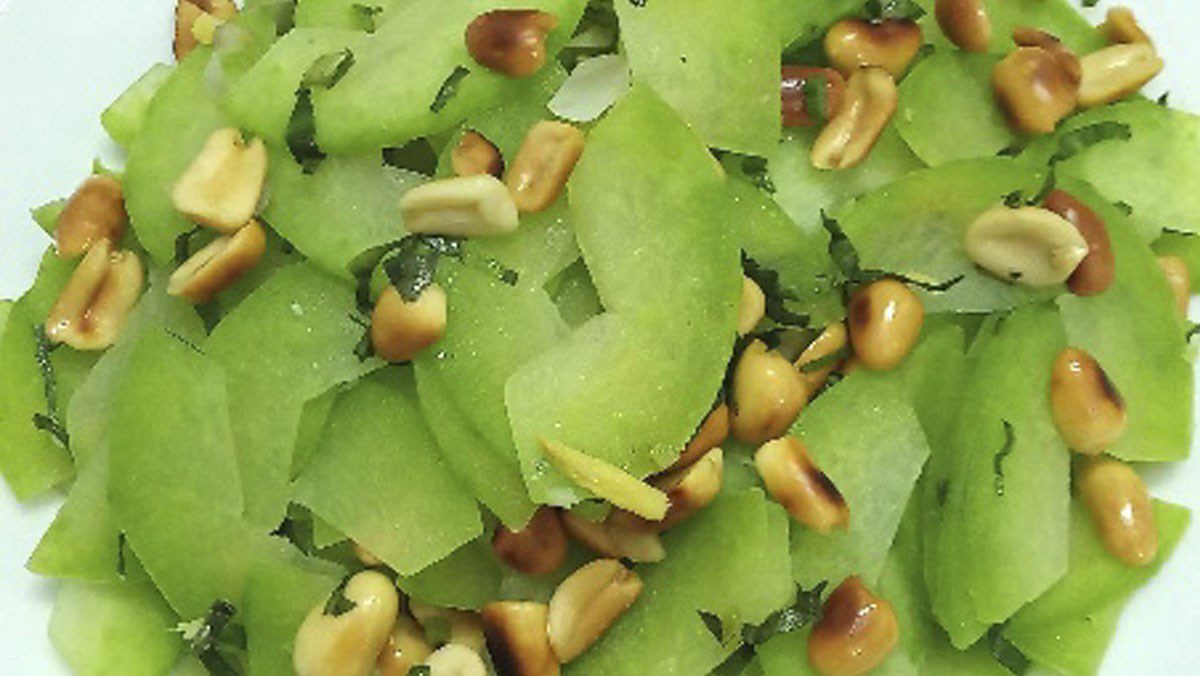 Stir-fried gourd with peanuts