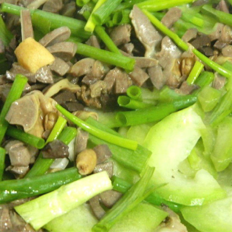 Step 3 Stir-fry gourd and chicken intestines Stir-fried gourd with chicken intestines