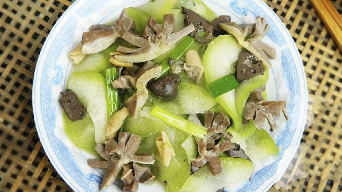 Stir-fried Gourd with Chicken Entrails