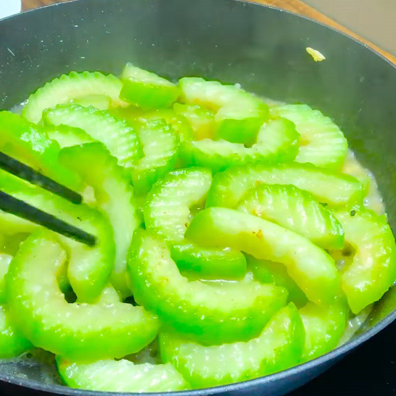 Step 2 Stir-fried pumpkin with garlic