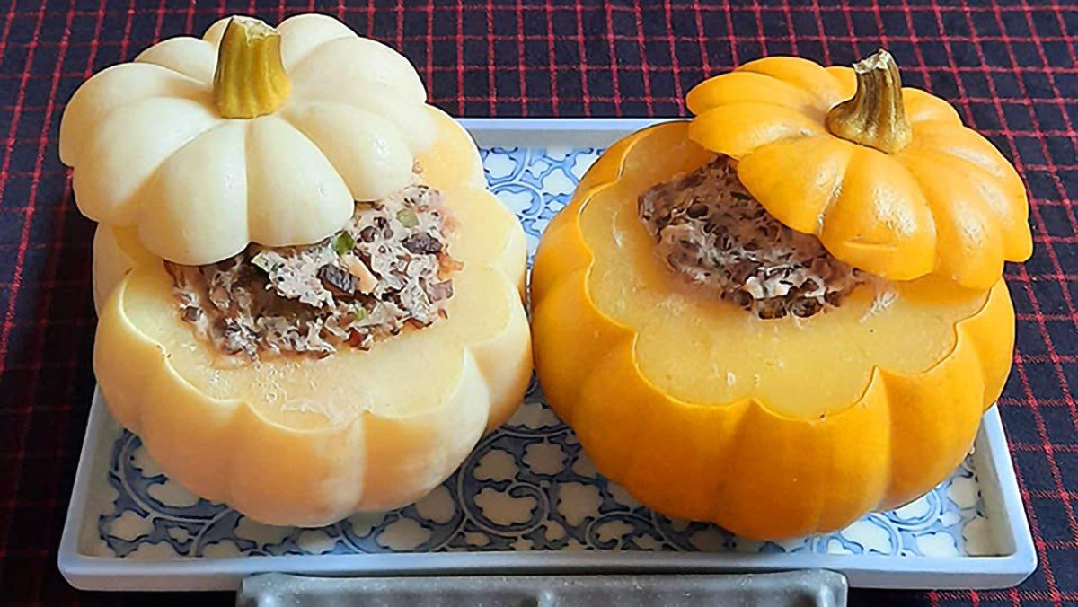 Steamed pumpkin stuffed with pork