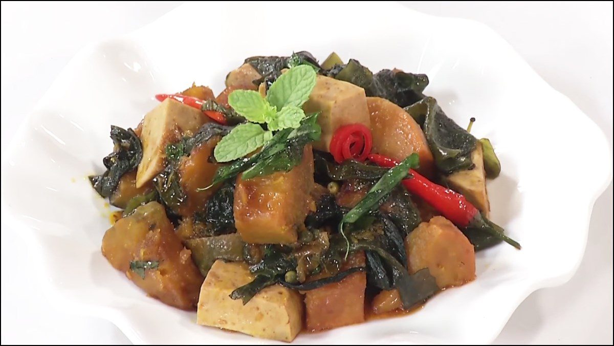 Vegan pumpkin stew with seaweed