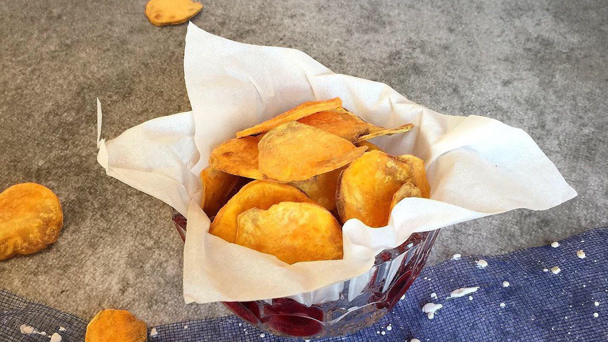 Sweet potato chips with cheese powder