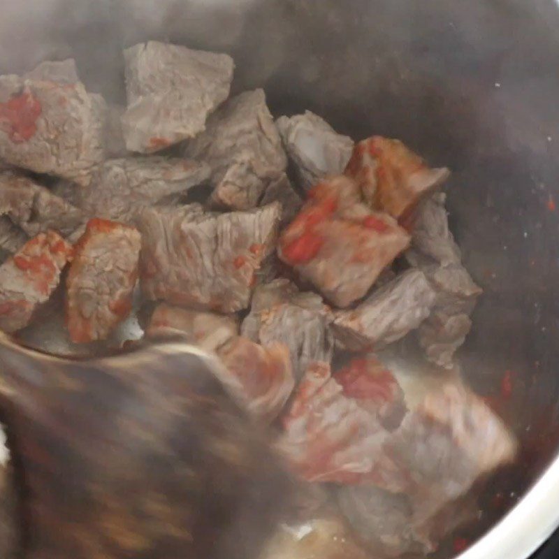 Step 4 Sauté the beef for Tomato Stewed Beef