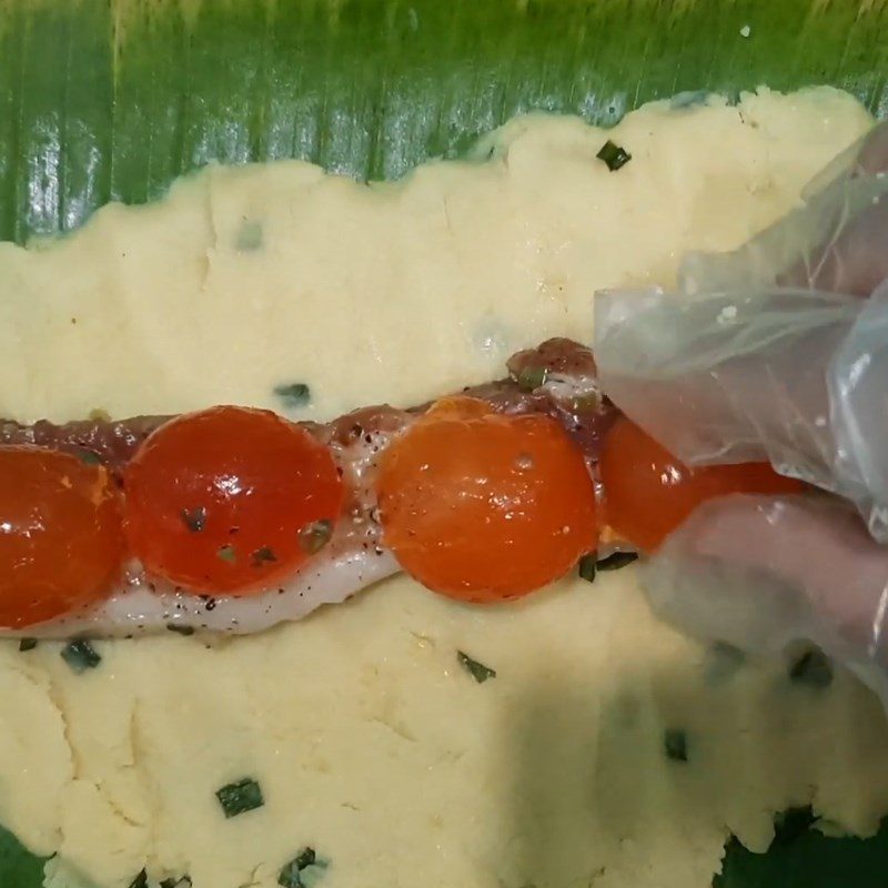 Step 6 Filling the Gấc Sticky Rice Cake