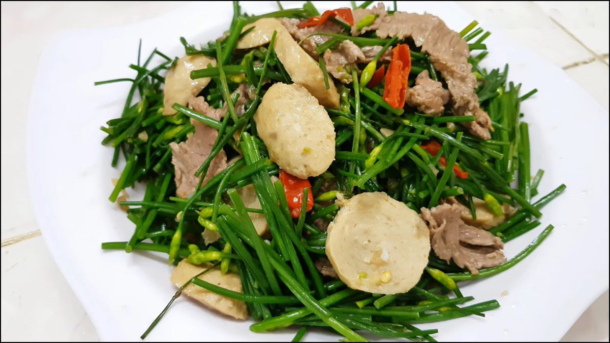 Stir-fried beef balls with chives