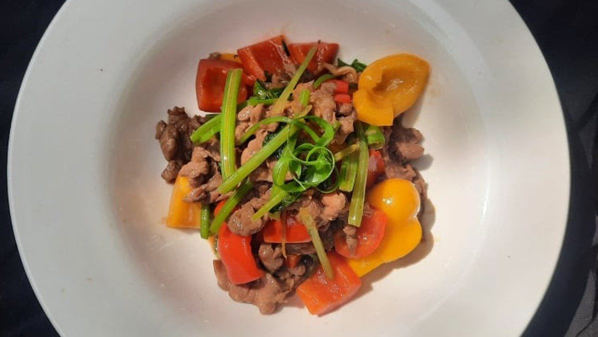 Stir-fried beef with bell peppers and celery