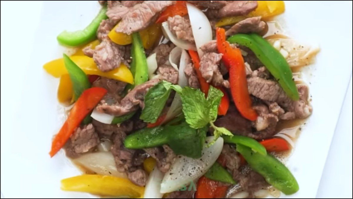 Stir-fried beef with bell peppers and onions