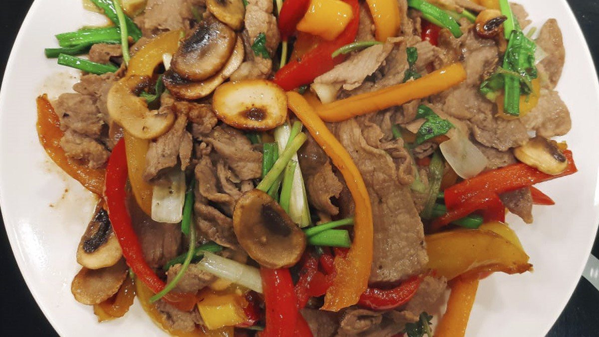 Stir-fried beef with bell peppers and mushrooms