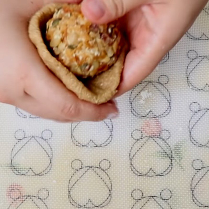 Step 3 Wrapping the cake Mooncake baked with oat flour