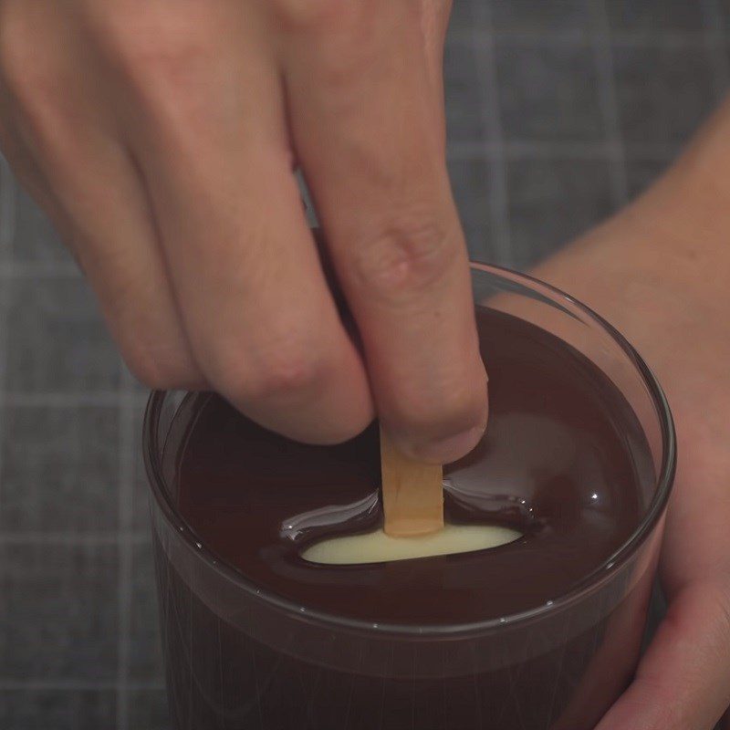 Step 5 Cover the ice cream with chocolate for milk cream covered with chocolate