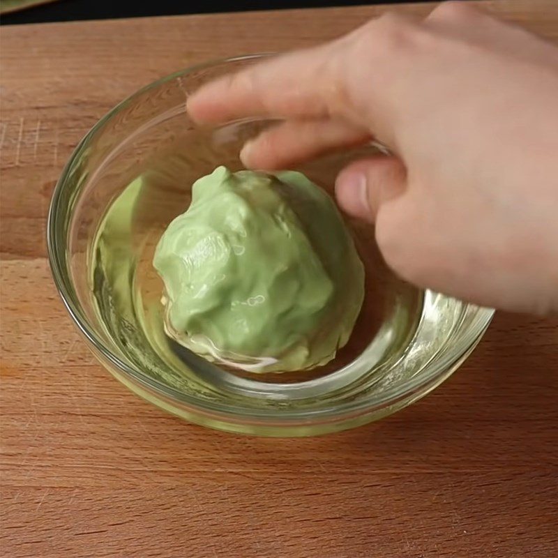 Step 4 Wrapping the filling for the Pandan cake with coconut filling