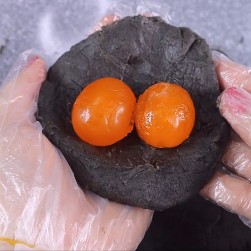 Step 4 Wrap the filling Mooncake with salted egg