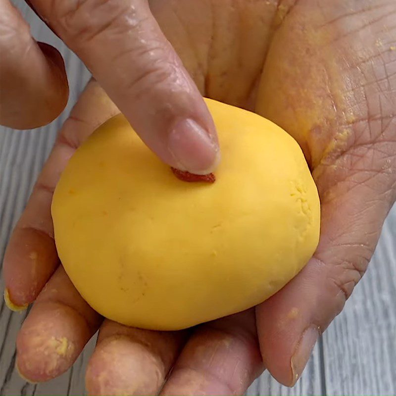 Step 4 Wrapping the filling Yellow sweet potato cake steamed