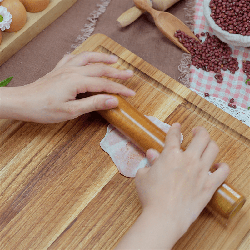 Step 4 Wrap the filling Layered peach blossom cake with red bean filling