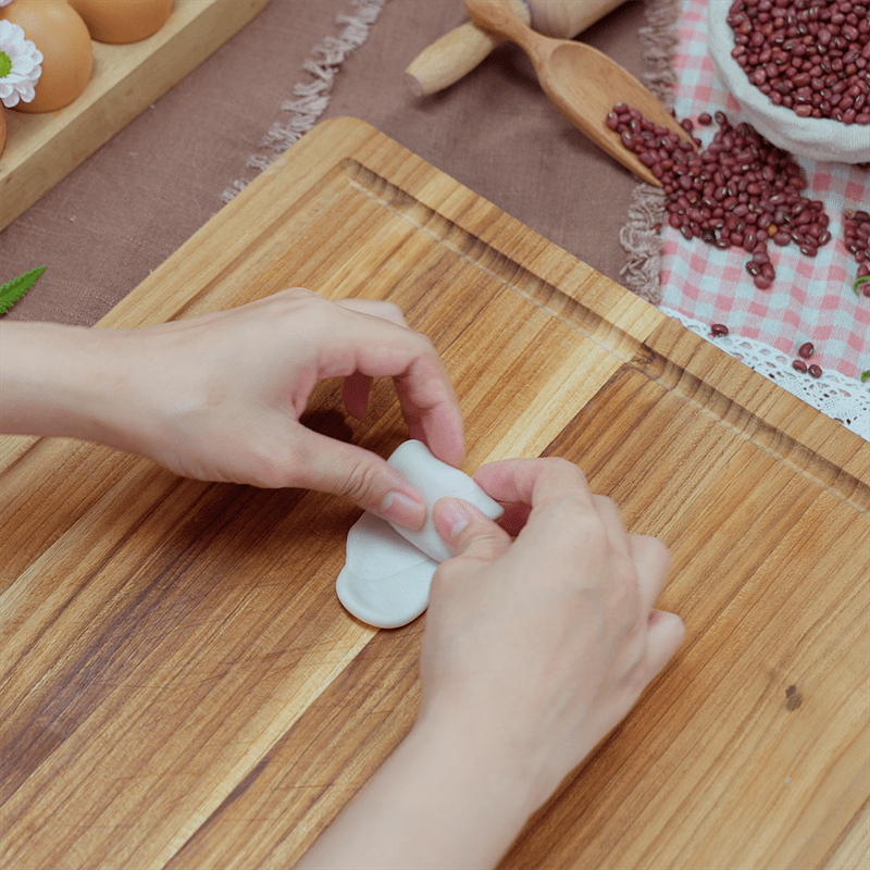 Step 4 Wrap the filling Layered peach blossom cake with red bean filling