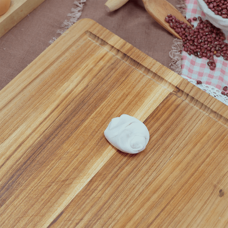 Step 4 Wrap the filling Layered peach blossom cake with red bean filling