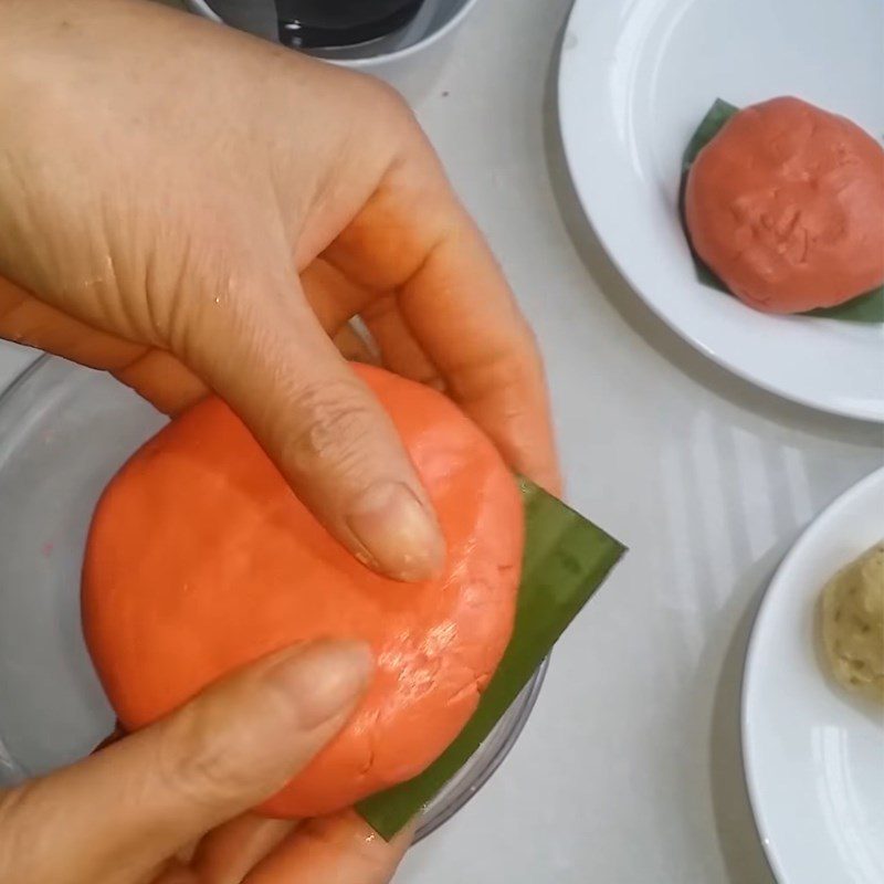 Step 4 Wrapping the thick gac cake filling Thick cake (bánh giầy) gac