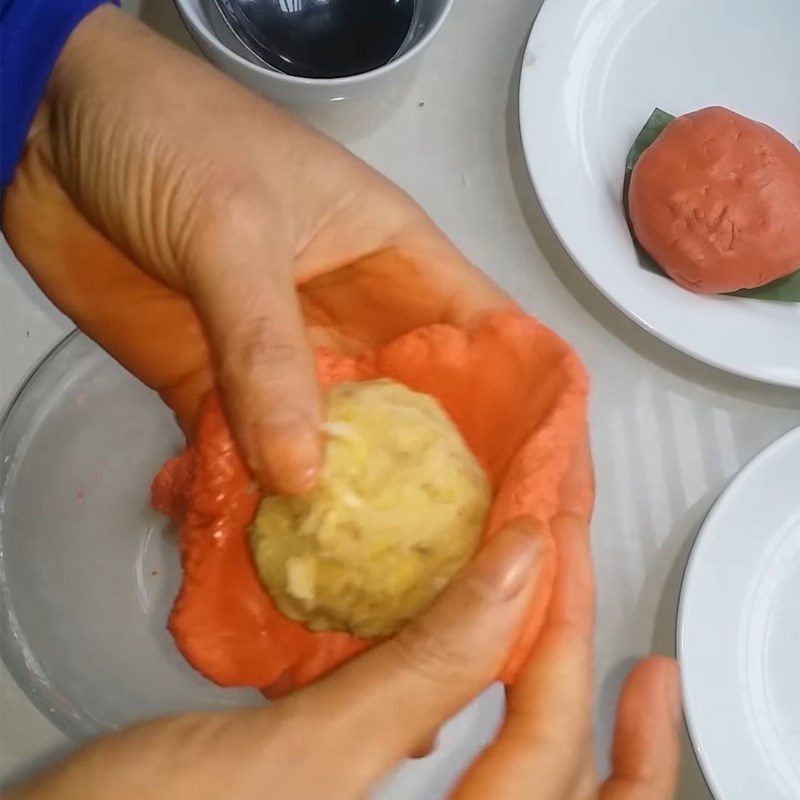 Step 4 Wrapping the thick gac cake filling Thick cake (bánh giầy) gac