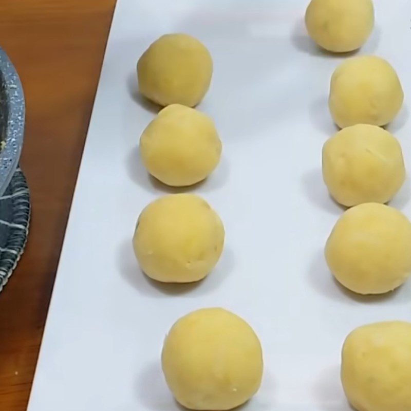 Step 4 Wrap the green bean filling in the dough Green bean paste cake