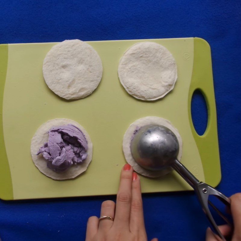 Step 2 Wrap the ice cream filling with crispy fried dough