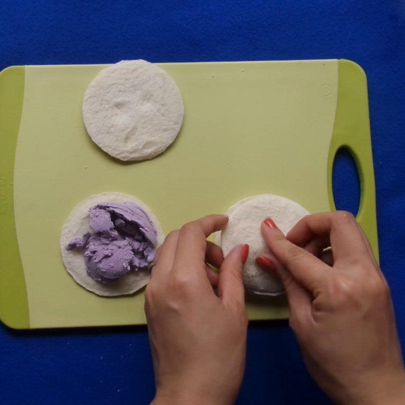 Step 2 Wrap the ice cream filling with crispy fried dough