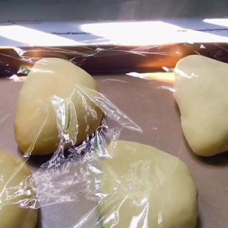 Step 4 Wrap the chocolate filling and proof the dough for the third time Chocolate molten bread