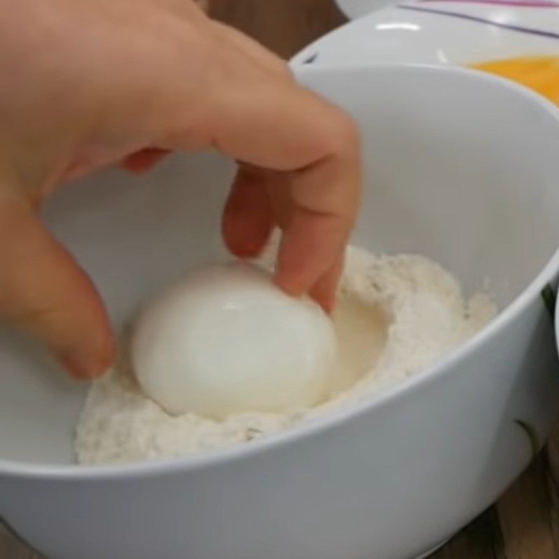 Step 3 Wrap the meat and egg Scotch egg - fried soft-boiled egg wrapped in meat